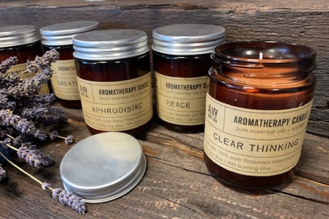 Świeca sojowa z dodatkiem naturalnych olejków eterycznych