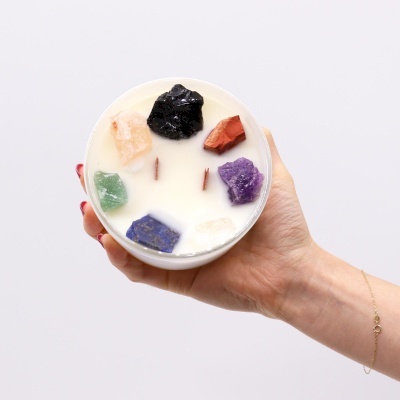 Świeca sojowa z siedmioma kamieniami naturalnymi