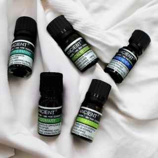 Organiczny olejek eteryczny o zapachu drzewa cedrowego