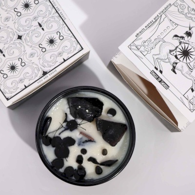 Świeca dekoracyjna Hop Hare - Cedr & Obsydian