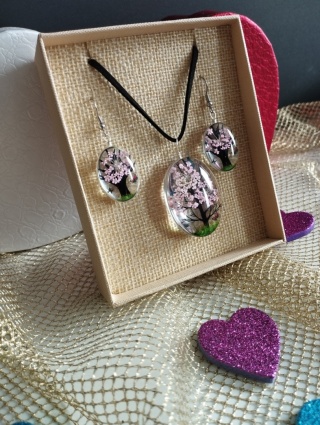 Zestaw upominkowy - naszyjnik + kolczyki z różowymi kwiatami