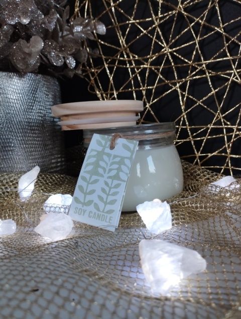 Zestaw na Walentynki: Świeca sojowa Peonia i girlanda z Kwarcu Skalnego