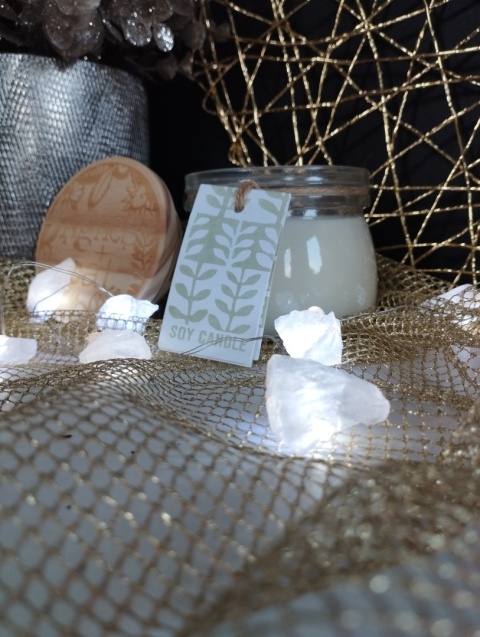 Zestaw na Walentynki: Świeca sojowa Peonia i girlanda z Kwarcu Skalnego