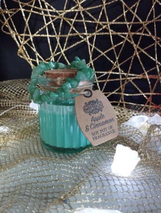 Zestaw upominkowy - świeczka sojowa jabłko z cynamonem + bransoletka z jadeitu