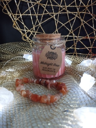 Zestaw upominkowy - świeczka sojowa różana i bransoletka z koralitu