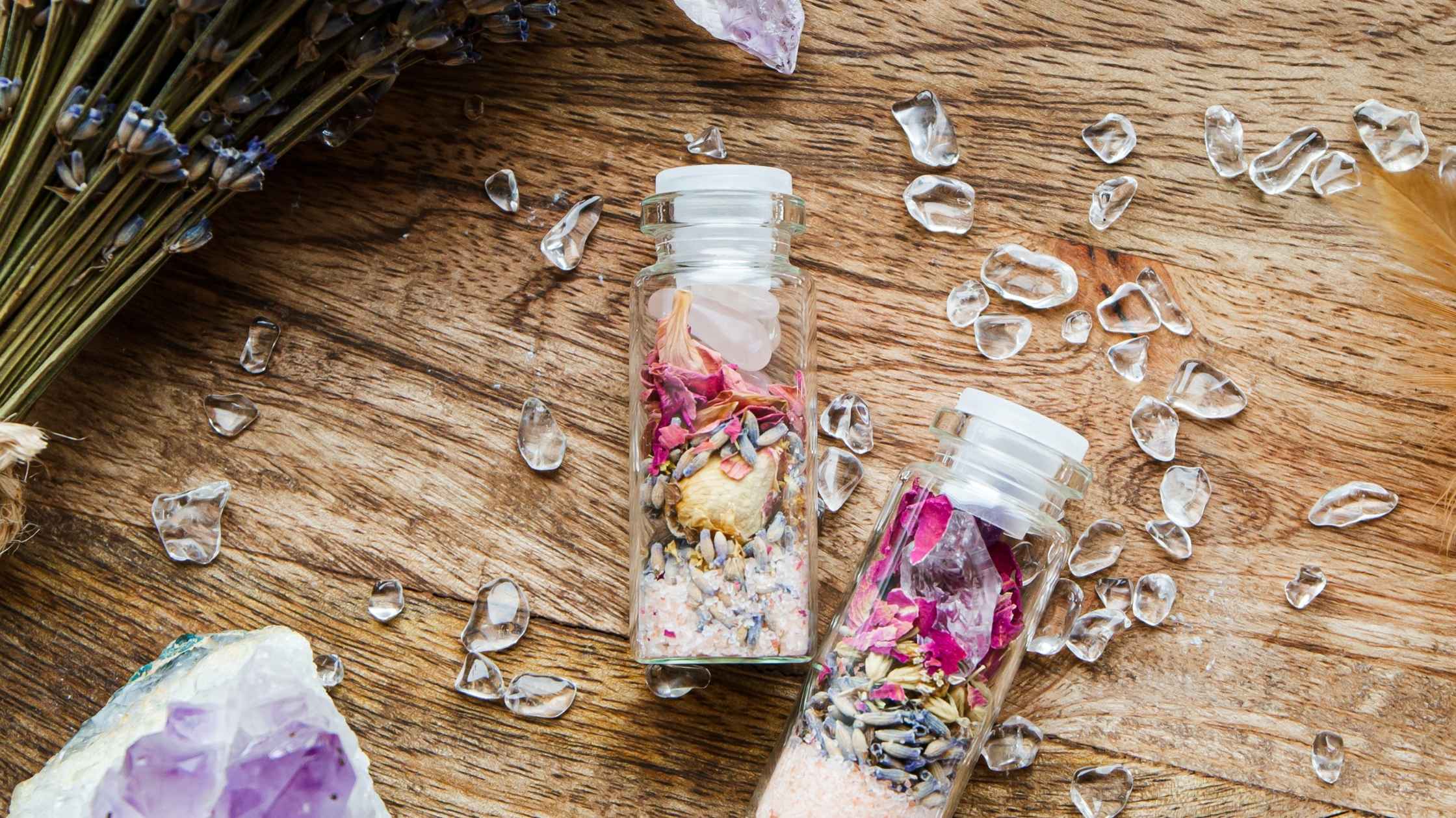 Właściwości kamieni naturalnych - ametyst, kwarc różowy, tygrysie oko